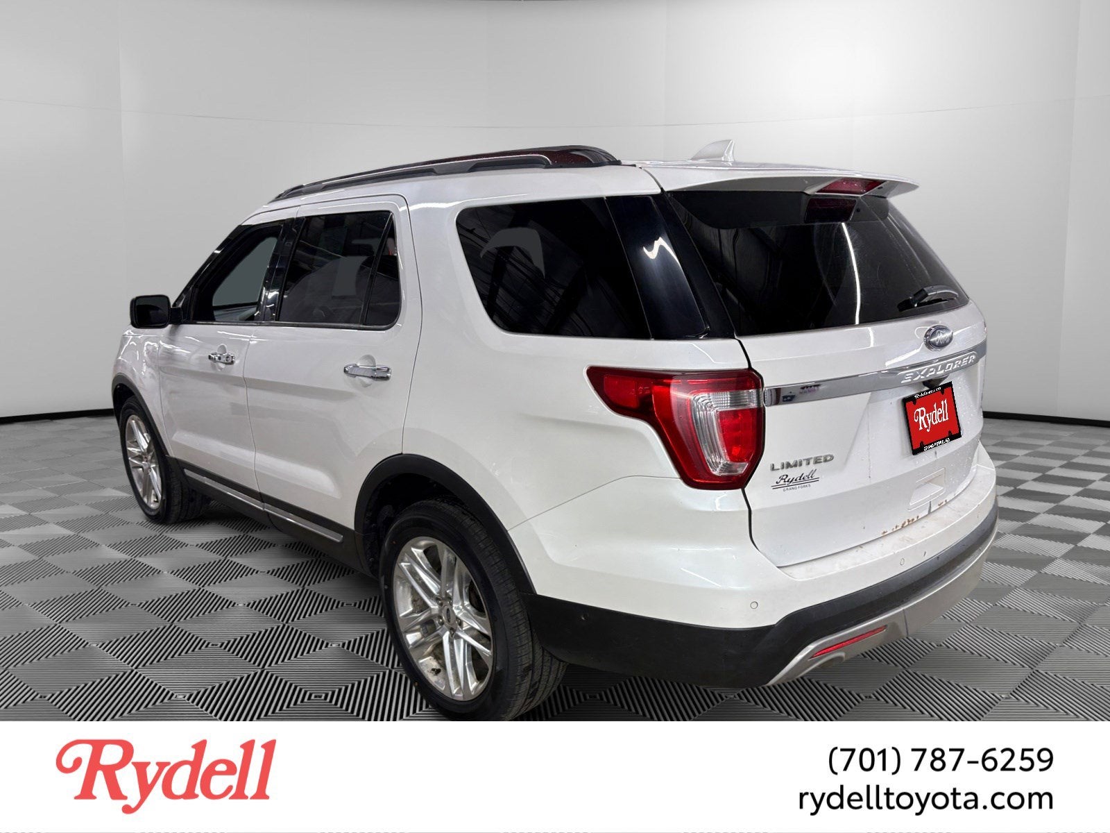 2016 Ford Explorer — rear three-quarter view