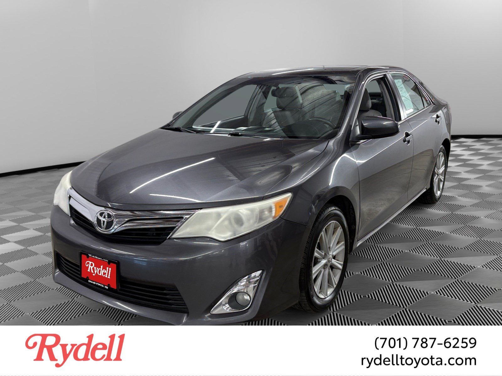 2014 Toyota Camry XLE - 2014.5 in Predawn Grey Mica — front three-quarter view