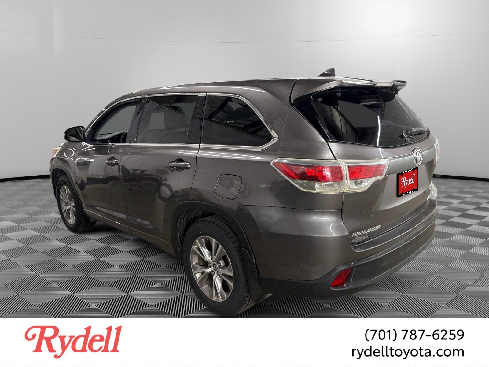 2016 Toyota Highlander — rear three-quarter view